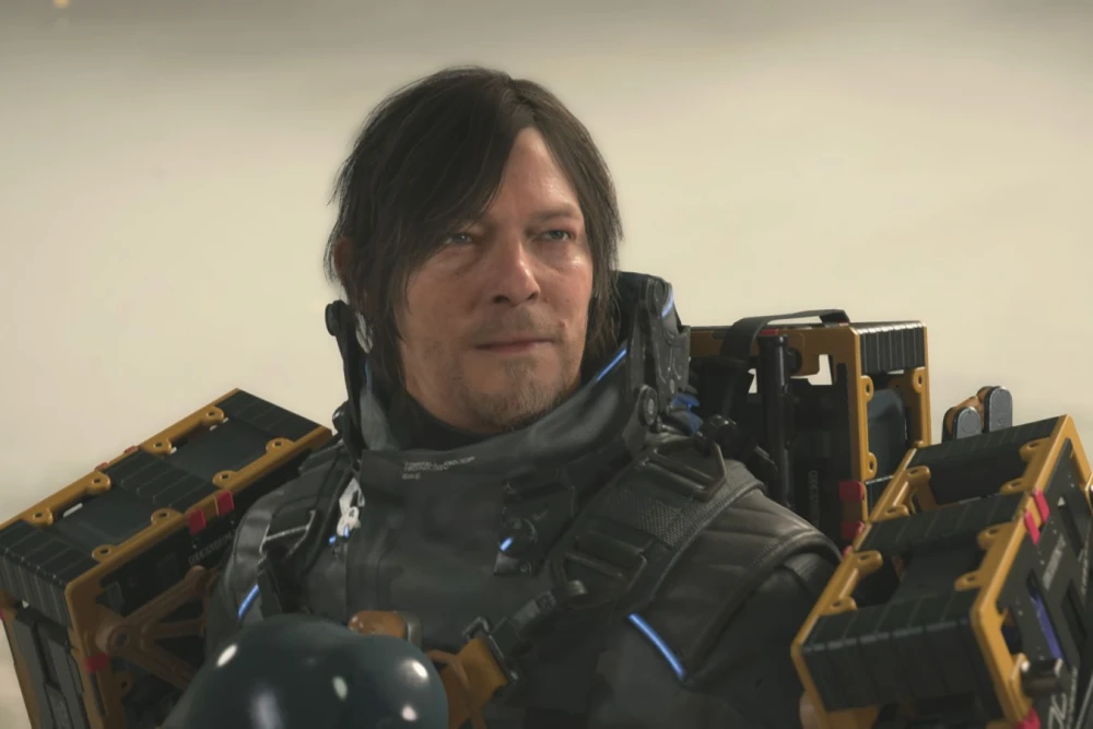 Логотип Death Stranding 2: On the Beach на фоне узнаваемых пейзажей игры, символизирующий успешные продажи и влияние ПК-версии