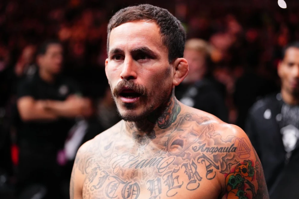 Марлон Вера в октагоне UFC после поражения