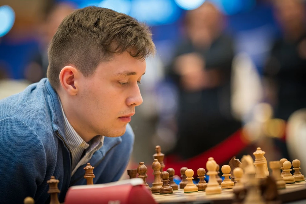 Андрей Есипенко анализирует шахматную доску после партии на Турнире претендентов 2026