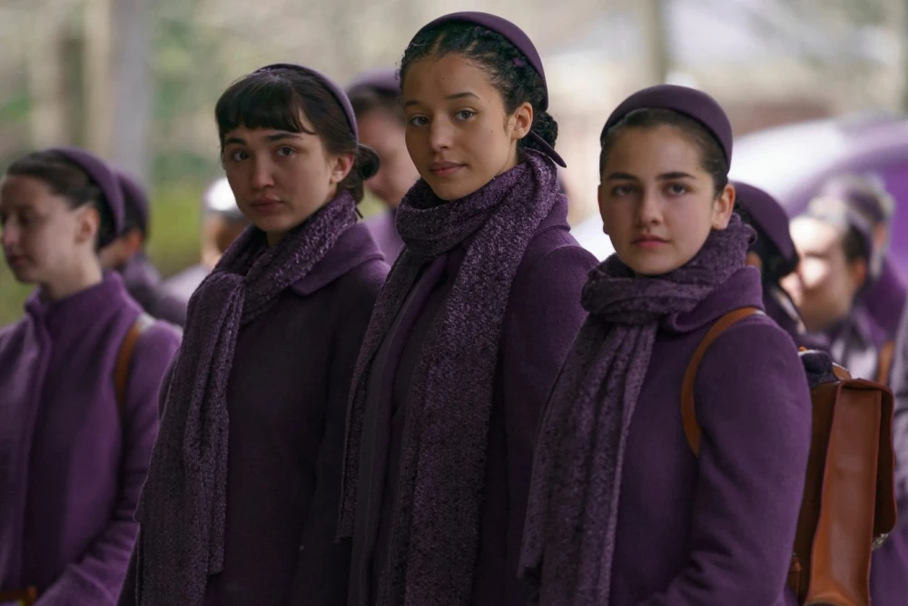 Главные героини сериала «Заветы» на фоне мрачного Гилеада, готовящиеся к борьбе за свободу