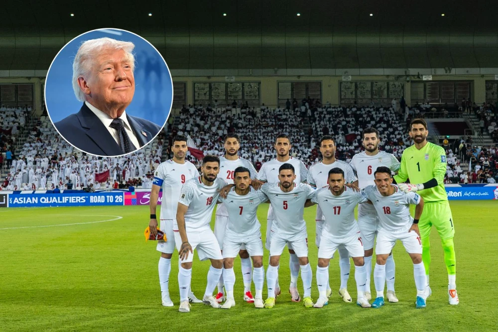 Министр спорта Ирана Ахмад Доньямали делает заявление на фоне футбольного поля и флагов США и Ирана, символизируя политическое напряжение вокруг ЧМ-2026.