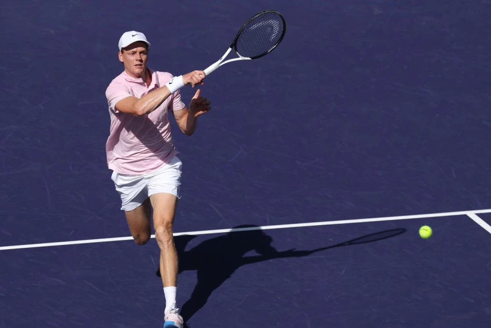 Янник Синнер поднимает чемпионский трофей на турнире Мастерс в Майами, улыбаясь и празднуя победу