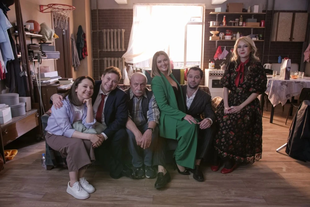 Постер сериала «Универ. 15 лет спустя» с главными актерами: Марией Кожевниковой, Андреем Гайдуляном, Валентиной Рубцовой, Виталием Гогунским, Араратом Кещяном и Настасьей Самбурской