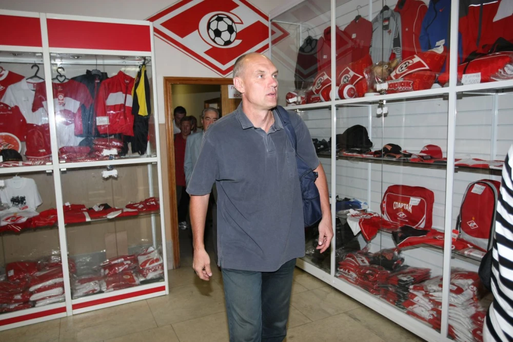 Коллаж с изображениями Диего Марадоны и Лионеля Месси на фоне футбольного поля