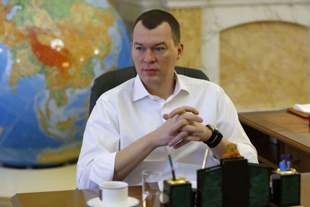 Министр спорта Михаил Дегтярёв на фоне олимпийских символов, поздравляющий Олимпийский комитет России с 115-летием.