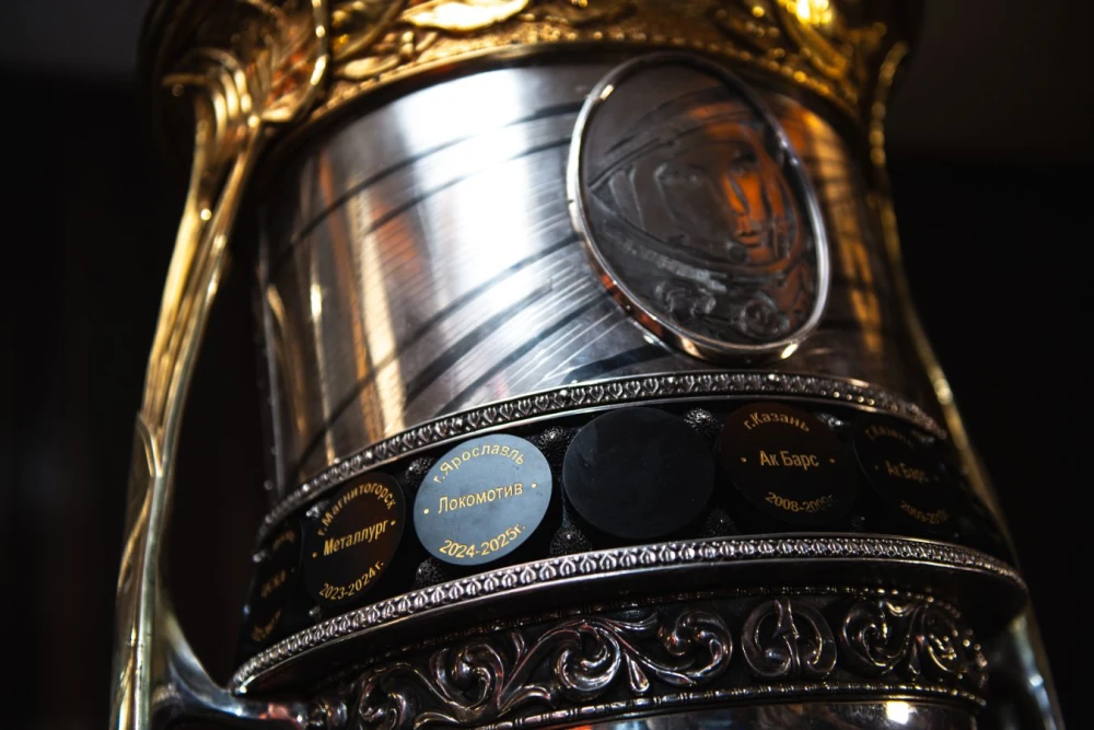 Хоккеисты в борьбе за шайбу на льду, динамичный момент игры