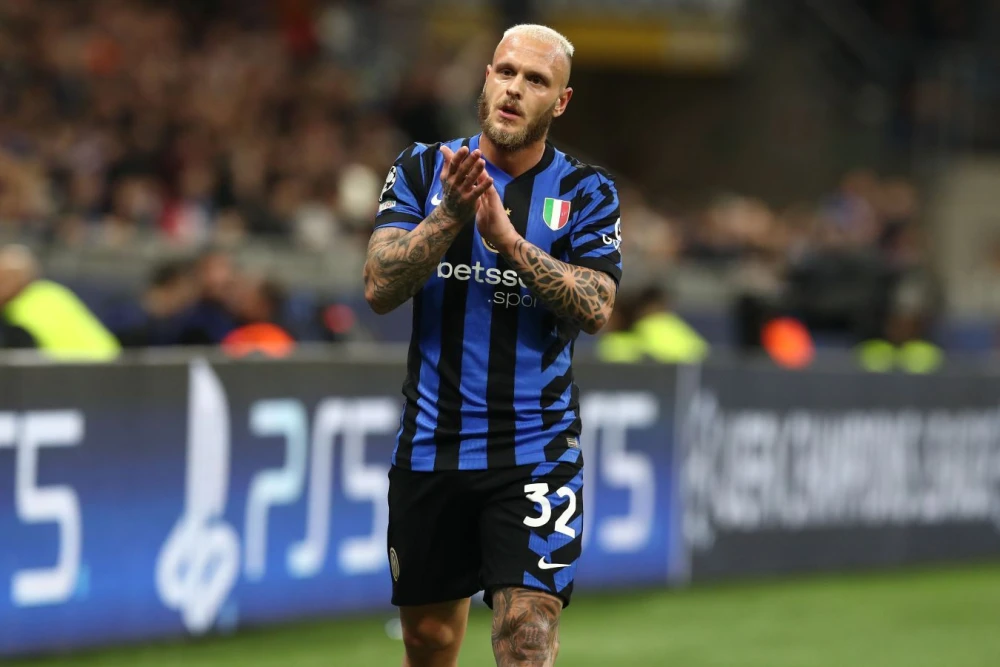 Футболисты «Милана» и «Интера» на поле стадиона «Сан-Сиро» перед матчем 8 марта 2026 года