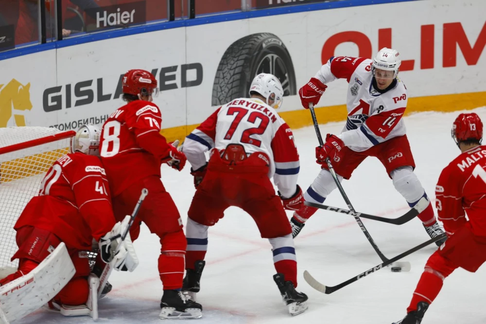 Хоккеисты команд «Локомотив» и «Спартак» в напряженном моменте матча плей-офф Кубка Гагарина 2026, символизирующем неожиданный ход серии.