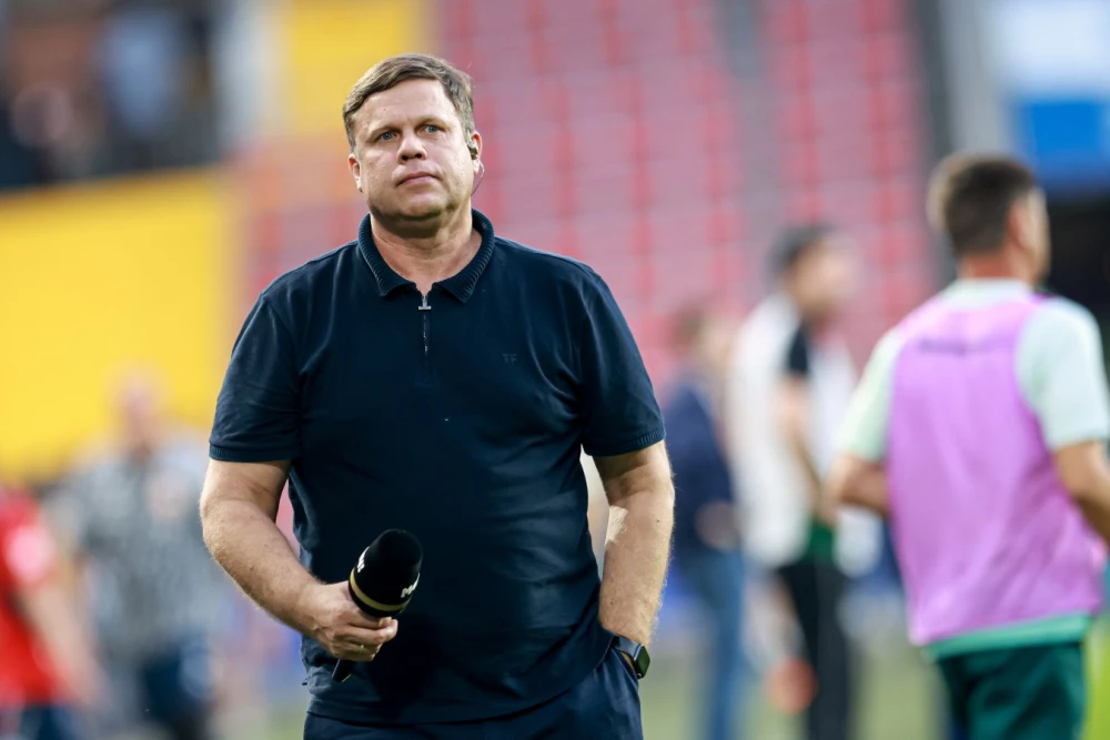 Владислав Радимов комментирует провал сборной Италии на фоне футбольного поля