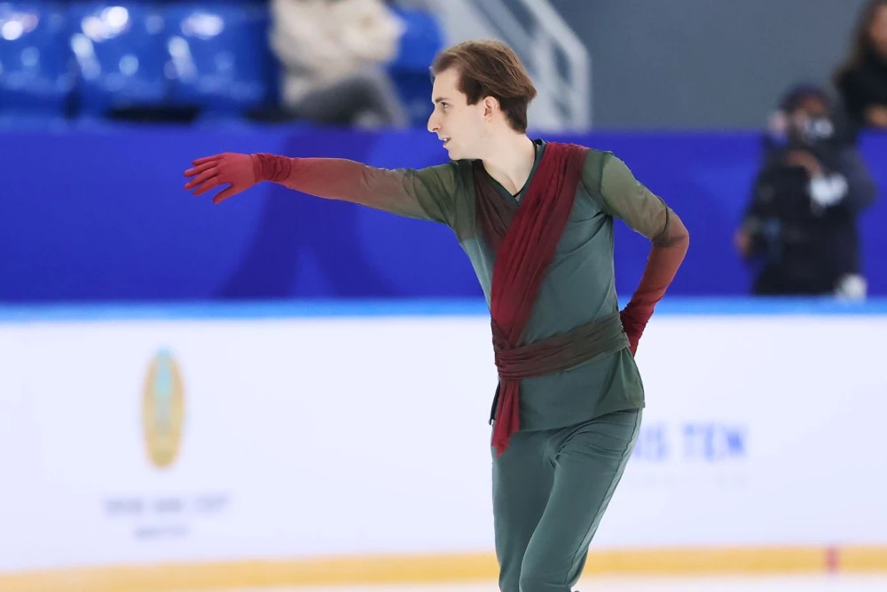 Фигурист Ника Эгадзе на старте короткой программы