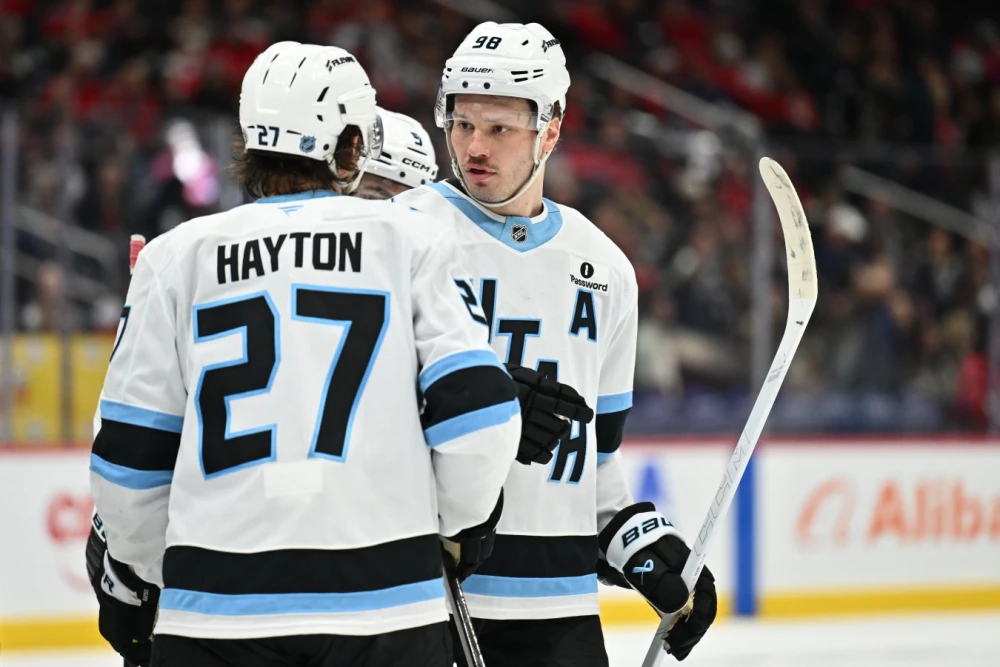 Хоккеисты "Вашингтон Кэпиталз" Александр Овечкин и Пьер-Люк Дюбуа на льду после матча НХЛ, выражающие разочарование.