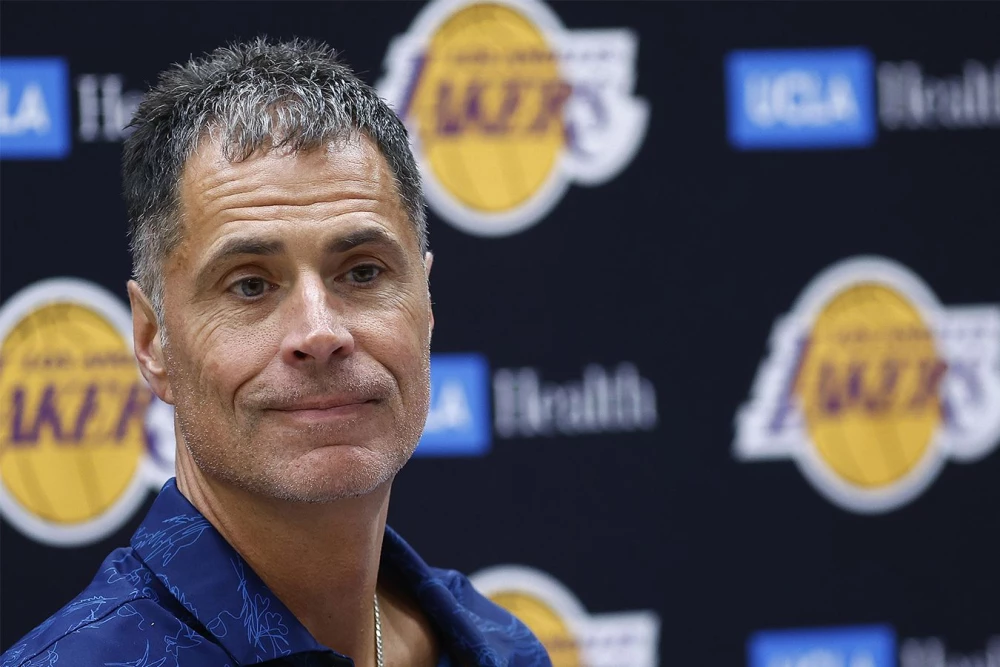 Роб Пелинка, генеральный менеджер «Лос-Анджелес Лейкерс», под давлением, сфокусированный на предстоящем плей-офф НБА 2025/2026