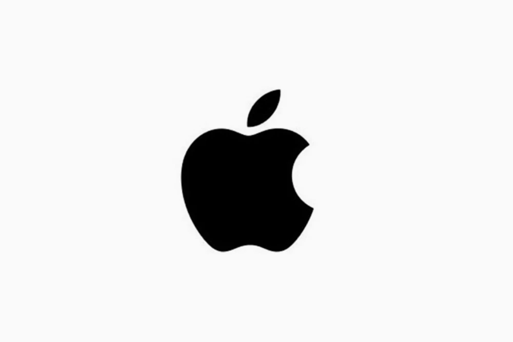 Логотип Apple и иконка iCloud+ на фоне облака, символизирующие сохранение цифровых данных российских пользователей после окончания подписки