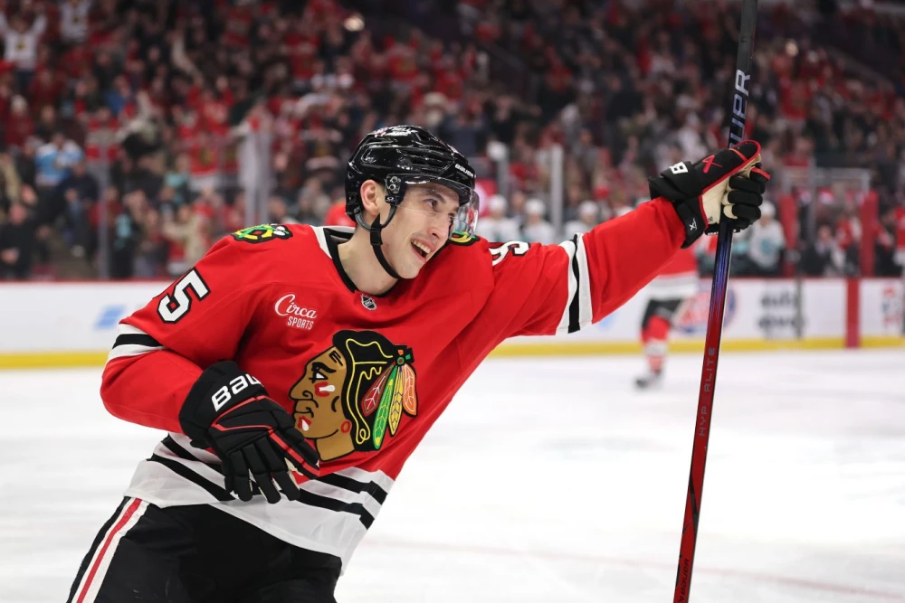 Илья Михеев на льду, хоккеисты Чикаго Блэкхоукс и Виннипег Джетс в игровом моменте, Юнайтед-центр, НХЛ, матч