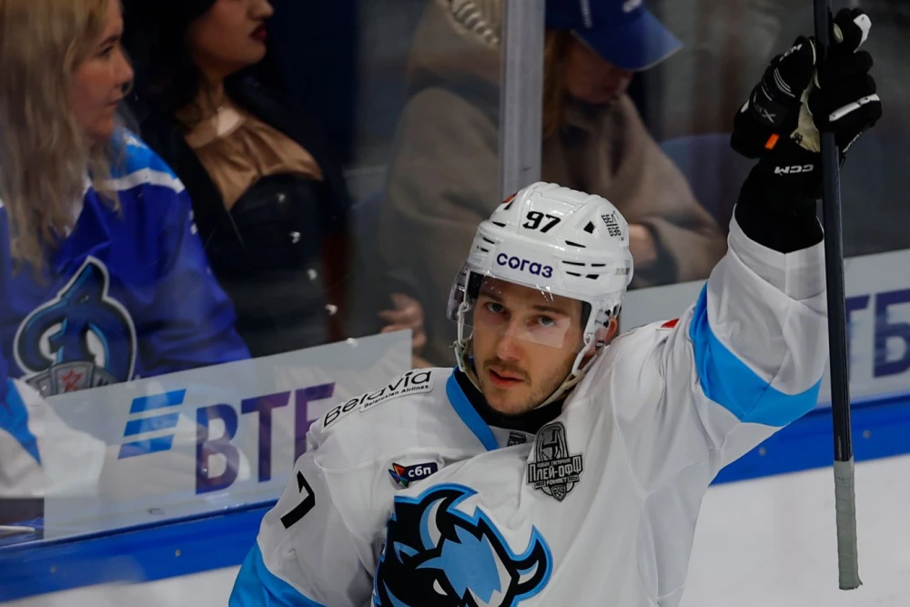 Хоккеисты московского Динамо покидают лед после поражения от минского Динамо в плей-офф КХЛ, символизирующего бесславный вылет.