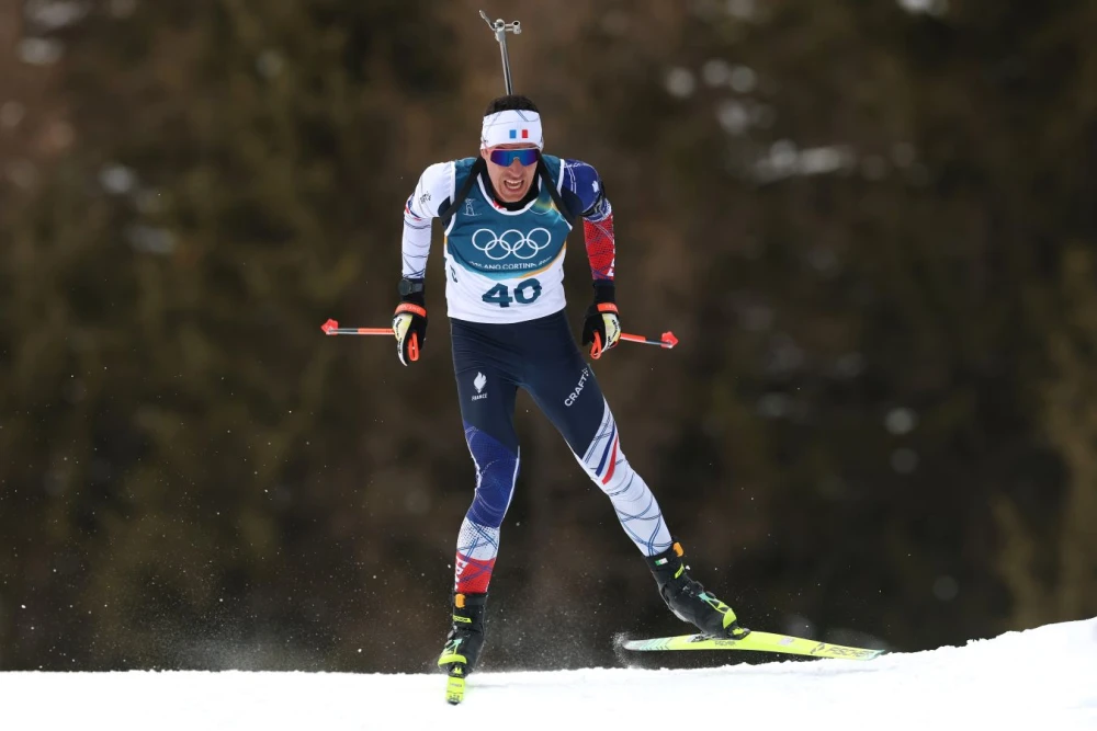 Французский биатлонист Кентен Фийон-Майе на лыжне, полный решимости продолжить карьеру до Олимпийских игр 2030 года.