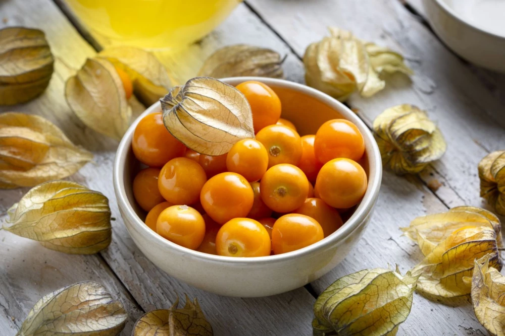Физалис — экзотический фрукт, который можно есть вместе с другими продуктами.