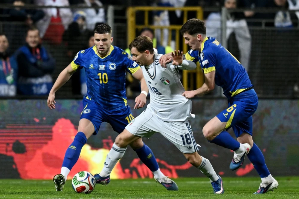 Эмоциональный кадр: футболисты сборной Италии после поражения в серии пенальти от Боснии и Герцеговины в Зенице