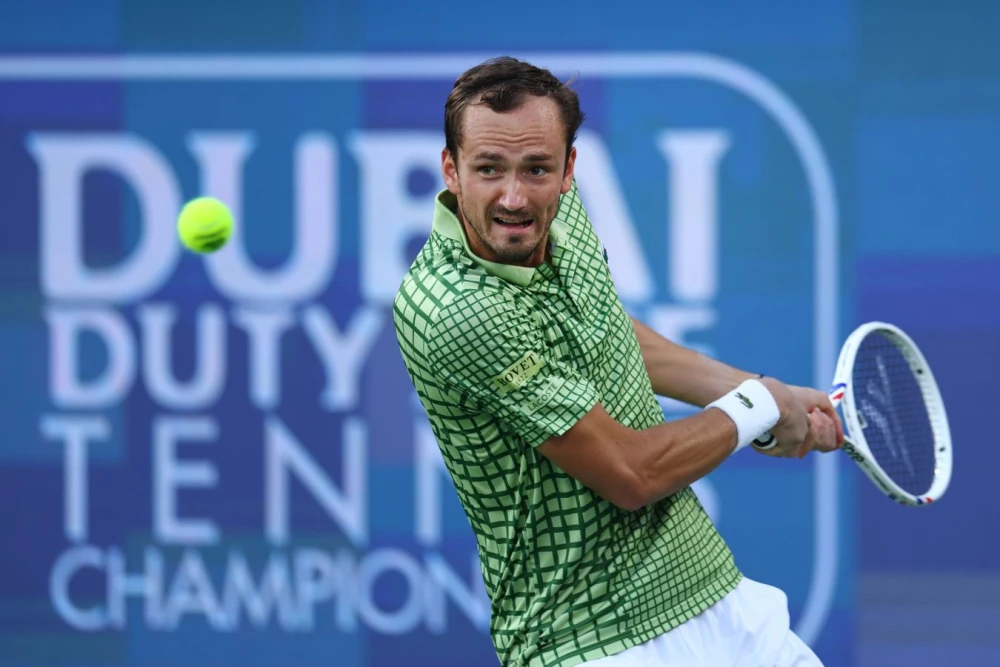 Даниил Медведев держит кубок чемпиона турнира ATP-500 в Дубае, 2026 год, демонстрируя спортивное благородство