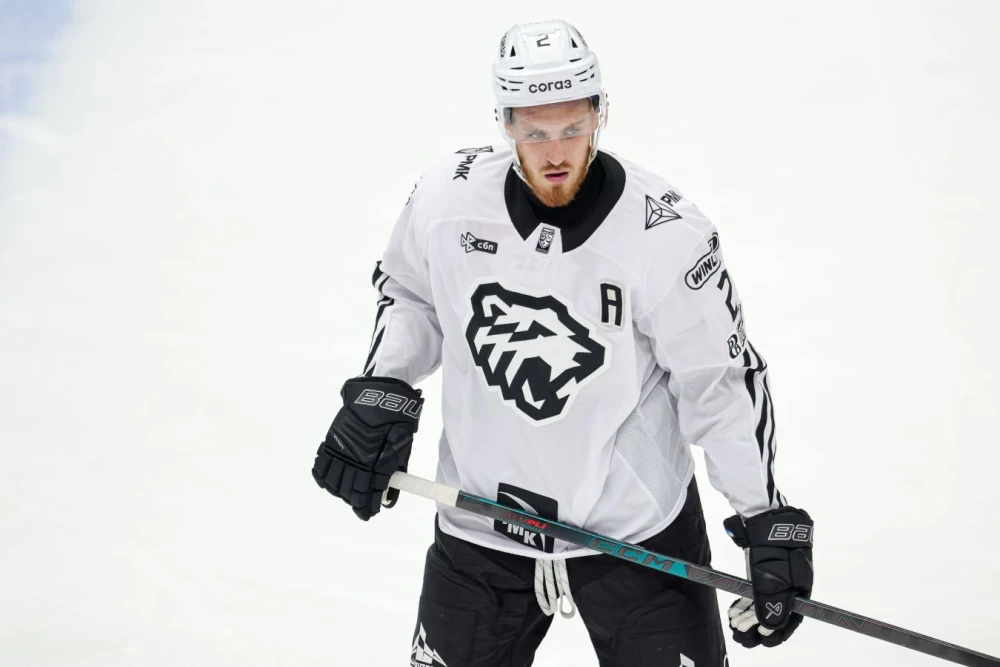 Хоккеист Григорий Дронов в форме команды Трактор, готовится к матчу Кубка Гагарина в Казани