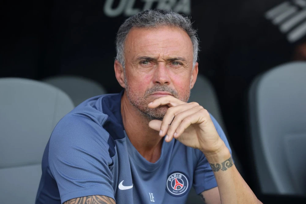 Луис Энрике, главный тренер ПСЖ, во время пресс-конференции, где он комментирует решение о переносе матча с Лансом.