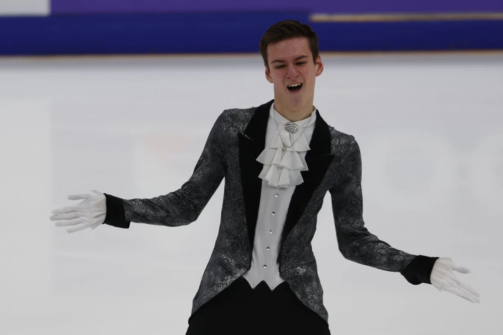 Артём Ковалёв на уличном шоу WinterFest в Казани на чужих коньках