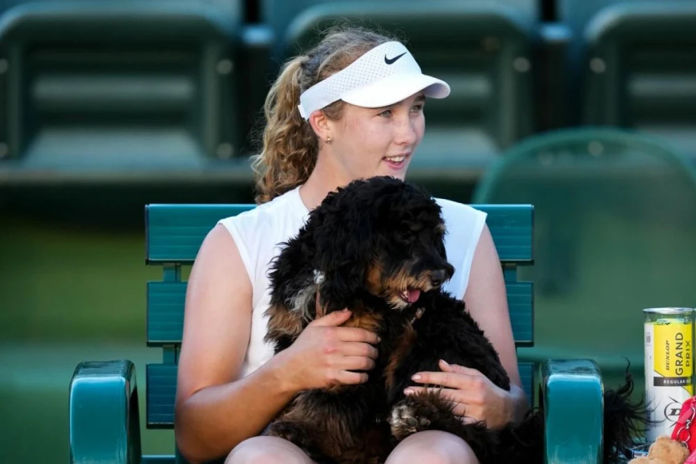 Мирра Андреева с собакой Рэсси на теннисном корте в Индиан-Уэллсе