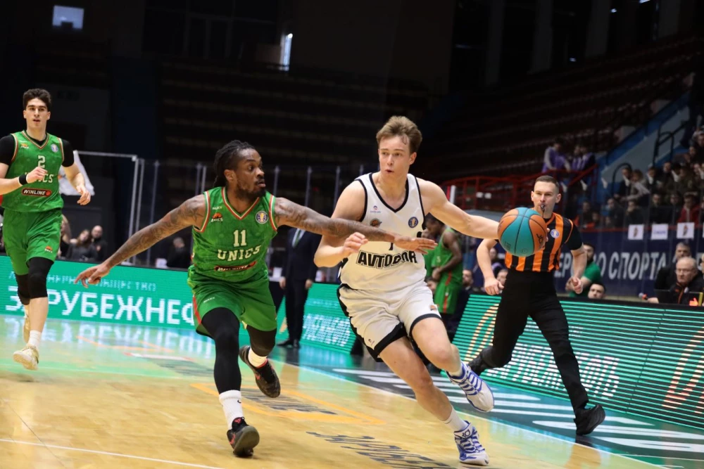 Баскетболисты УНИКСа празднуют победу над Автодором в Единой лиге ВТБ