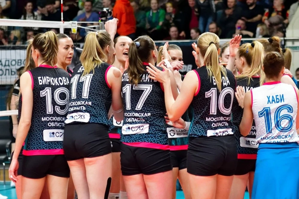 Волейболистки Заречья-Одинцово празднуют победу над Динамо Москва в женской Суперлиге.