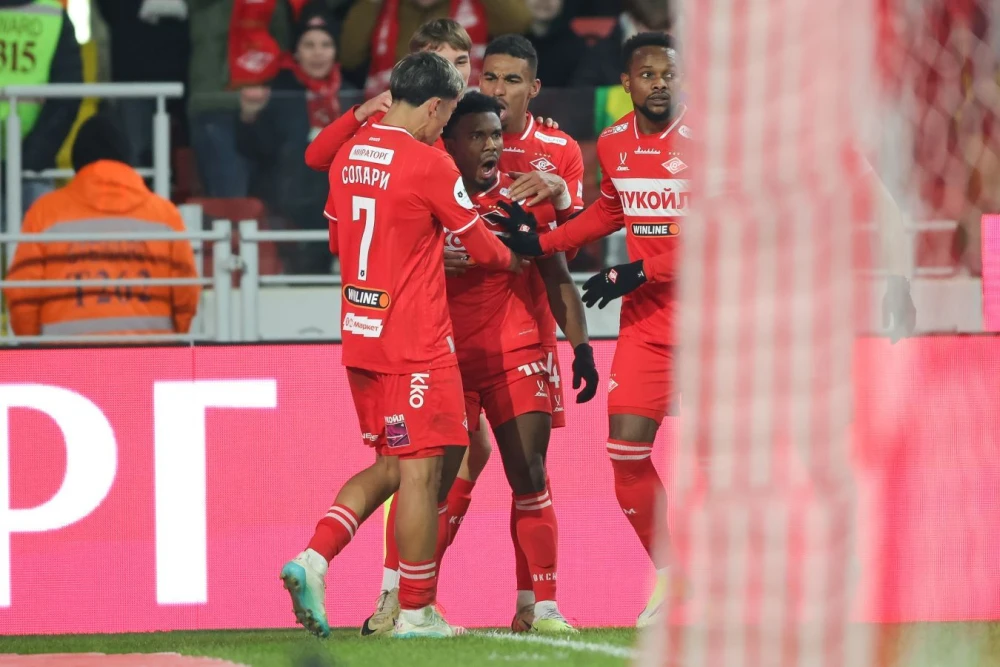 Футболисты клубов Зенит и Спартак в динамике матча на стадионе Газпром Арена.