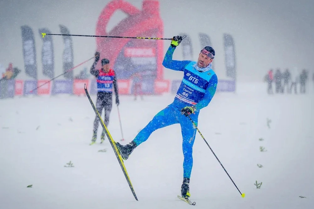 Лыжники на дистанции Югорского лыжного марафона UGRA SKI 2026 в Ханты-Мансийске