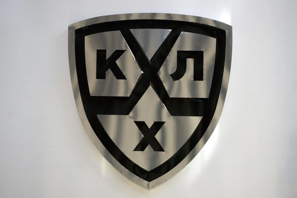 Хоккеисты «Нефтехимика» и «Авангарда» сражаются за шайбу на льду «Нефтехим-Арены» в четвертом матче Кубка Гагарина 2026.