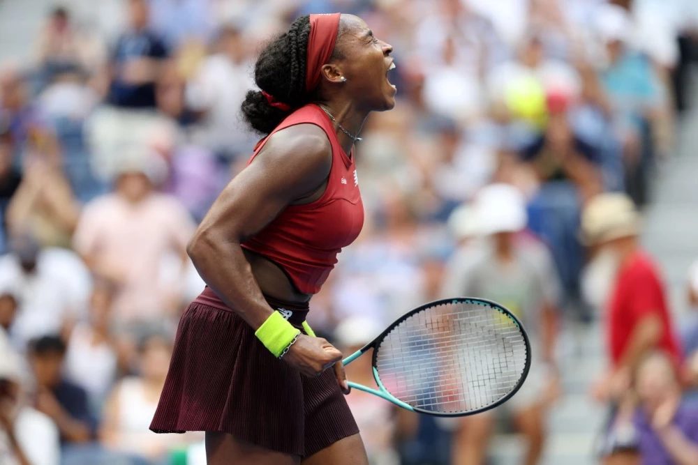 Кори Гауфф и Элизабетта Коччаретто на корте во время матча WTA-1000 в Дохе, выражение удивления и торжества на лицах теннисисток после неожиданного результата.