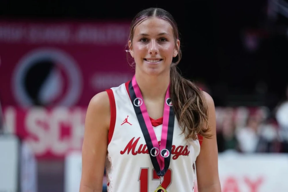 Эйва Смид, героиня школьного баскетбола, с мячом в руках на площадке после сенсационного камбэка.